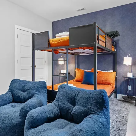 Holiday home 5 Mins To Dt ~gameroom ~ Balcony~sleeps 10~karaoke Nashville