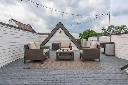 Twin Homes With Airy Rooftops & Photo Ops Holiday home