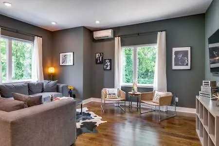 Twin Homes With Airy Rooftops & Photo Ops Holiday home