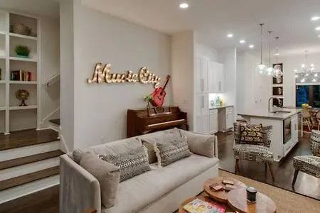 6 Bedroom Gulch Homes, Garages, Rooftops, Walk To Gulch 10 Mins To Broadway, 24 Hour Hospitality Team, Perfect For Groups Holiday home *