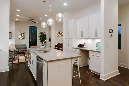 6 Bedroom Gulch Homes, Garages, Rooftops, Walk To Gulch 10 Mins To Broadway, 24 Hour Hospitality Team, Perfect For Groups Holiday home