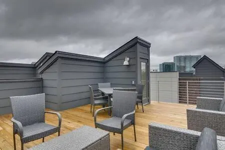 Holiday home 6 Bedroom Gulch Homes, Garages, Rooftops, Walk To Gulch 10 Mins To Broadway, 24 Hour Hospitality Team, Perfect For Groups *
