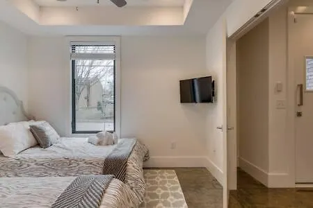 6 Bedroom Gulch Homes, Garages, Rooftops, Walk To Gulch 10 Mins To Broadway, 24 Hour Hospitality Team, Perfect For Groups