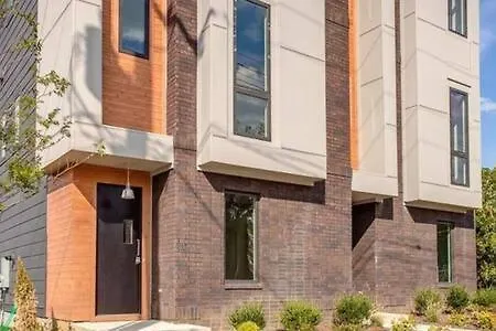 Holiday home 6 Bedroom Gulch Homes, Garages, Rooftops, Walk To Gulch 10 Mins To Broadway, 24 Hour Hospitality Team, Perfect For Groups *