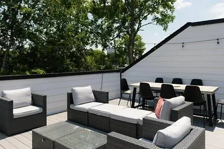 Holiday home 6 Bed With En Baths, Host Up To 20, Rooftops, Parking, Gourmet Kitchens, Cozy Living Spaces, Skyline Views & Fire Table, Near Downtown, Distilleries & Marathon Village, High-speed Wi-fi, 24hr Hospitality *