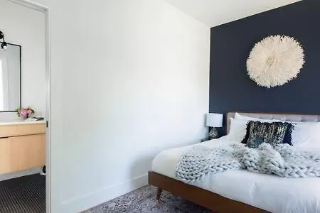 6 Bed With En Baths, Host Up To 20, Rooftops, Parking, Gourmet Kitchens, Cozy Living Spaces, Skyline Views & Fire Table, Near Downtown, Distilleries & Marathon Village, High-speed Wi-fi, 24hr Hospitality Holiday home *