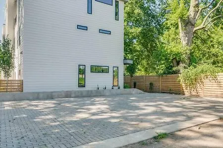 Holiday home 6 Bed With En Baths, Host Up To 20, Rooftops, Parking, Gourmet Kitchens, Cozy Living Spaces, Skyline Views & Fire Table, Near Downtown, Distilleries & Marathon Village, High-speed Wi-fi, 24hr Hospitality *