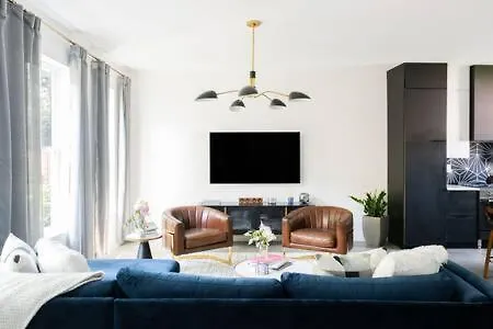 Holiday home 6 Bed With En Baths, Host Up To 20, Rooftops, Parking, Gourmet Kitchens, Cozy Living Spaces, Skyline Views & Fire Table, Near Downtown, Distilleries & Marathon Village, High-speed Wi-fi, 24hr Hospitality Nashville
