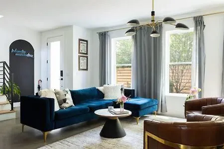 Holiday home 6 Bed With En Baths, Host Up To 20, Rooftops, Parking, Gourmet Kitchens, Cozy Living Spaces, Skyline Views & Fire Table, Near Downtown, Distilleries & Marathon Village, High-speed Wi-fi, 24hr Hospitality *