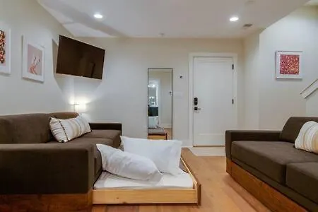 Holiday home 7br Retreat, Rooftops, Garages, Walkable To Faves 5 Mins To Nissan Stadium, Less Than 10 Mins To Broadway, 24 Hr Hospitality, Great For Groups Nashville