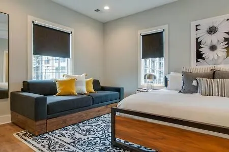 Holiday home 7br Retreat, Rooftops, Garages, Walkable To Faves 5 Mins To Nissan Stadium, Less Than 10 Mins To Broadway, 24 Hr Hospitality, Great For Groups
