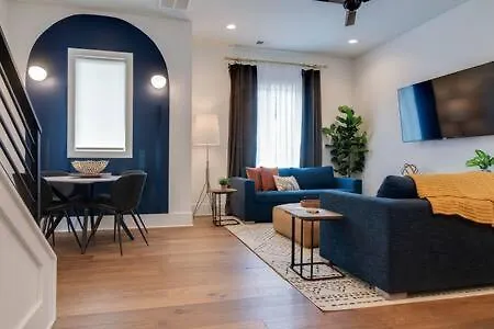 7br Retreat, Rooftops, Garages, Walkable To Faves 5 Mins To Nissan Stadium, Less Than 10 Mins To Broadway, 24 Hr Hospitality, Great For Groups Holiday home *