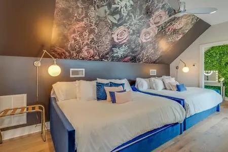 Chic Retreat, Garage, Rooftop, Walk To Restaurants, 5 Mins To Nissan Stadium, Less Than 10 Mins To Broadway, Great For Groups And Families, Located In Desirable Neighborhood Near Downtown, 24 Hr Hospitality * Nashville