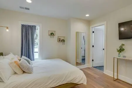 Chic Retreat, Garage, Rooftop, Walk To Restaurants, 5 Mins To Nissan Stadium, Less Than 10 Mins To Broadway, Great For Groups And Families, Located In Desirable Neighborhood Near Downtown, 24 Hr Hospitality * Nashville