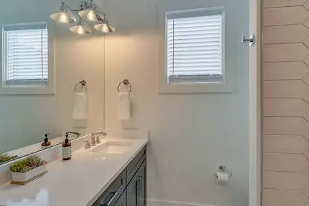 Chic Retreat, Garage, Rooftop, Walk To Restaurants, 5 Mins To Nissan Stadium, Less Than 10 Mins To Broadway, Great For Groups And Families, Located In Desirable Neighborhood Near Downtown, 24 Hr Hospitality Nashville