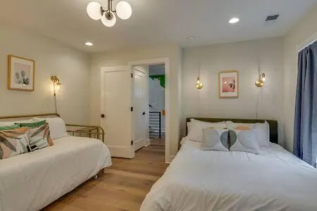 Chic Retreat, Garage, Rooftop, Walk To Restaurants, 5 Mins To Nissan Stadium, Less Than 10 Mins To Broadway, Great For Groups And Families, Located In Desirable Neighborhood Near Downtown, 24 Hr Hospitality Holiday home
