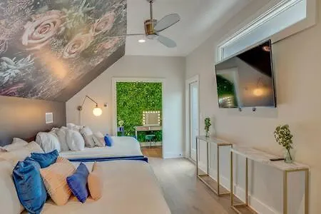 Chic Retreat, Garage, Rooftop, Walk To Restaurants, 5 Mins To Nissan Stadium, Less Than 10 Mins To Broadway, Great For Groups And Families, Located In Desirable Neighborhood Near Downtown, 24 Hr Hospitality Holiday home *