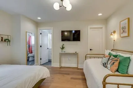 Chic Retreat, Garage, Rooftop, Walk To Restaurants, 5 Mins To Nissan Stadium, Less Than 10 Mins To Broadway, Great For Groups And Families, Located In Desirable Neighborhood Near Downtown, 24 Hr Hospitality Holiday home Nashville