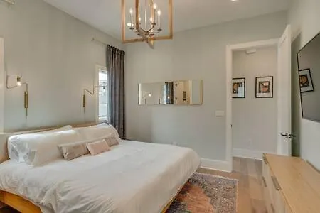 Chic Retreat, Garage, Rooftop, Walk To Restaurants, 5 Mins To Nissan Stadium, Less Than 10 Mins To Broadway, Great For Groups And Families, Located In Desirable Neighborhood Near Downtown, 24 Hr Hospitality Holiday home