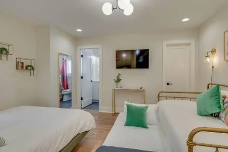 Chic Retreat, Garage, Rooftop, Walk To Restaurants, 5 Mins To Nissan Stadium, Less Than 10 Mins To Broadway, Great For Groups And Families, Located In Desirable Neighborhood Near Downtown, 24 Hr Hospitality Holiday home *