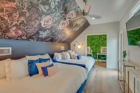 Chic Retreat, Garage, Rooftop, Walk To Restaurants, 5 Mins To Nissan Stadium, Less Than 10 Mins To Broadway, Great For Groups And Families, Located In Desirable Neighborhood Near Downtown, 24 Hr Hospitality * Nashville