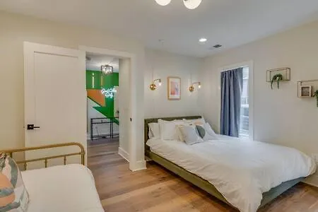 Chic Retreat, Garage, Rooftop, Walk To Restaurants, 5 Mins To Nissan Stadium, Less Than 10 Mins To Broadway, Great For Groups And Families, Located In Desirable Neighborhood Near Downtown, 24 Hr Hospitality Holiday home *