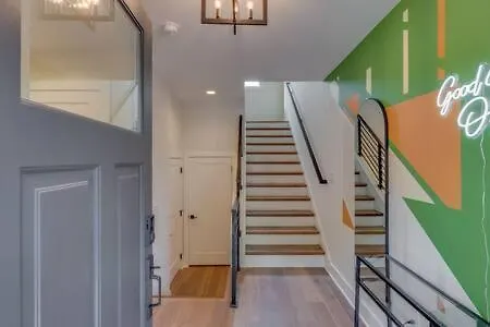 Chic Retreat, Garage, Rooftop, Walk To Restaurants, 5 Mins To Nissan Stadium, Less Than 10 Mins To Broadway, Great For Groups And Families, Located In Desirable Neighborhood Near Downtown, 24 Hr Hospitality