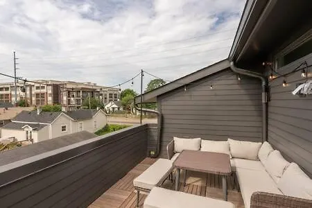 Chic Retreat, Garage, Rooftop, Walk To Restaurants, 5 Mins To Nissan Stadium, Less Than 10 Mins To Broadway, Great For Groups And Families, Located In Desirable Neighborhood Near Downtown, 24 Hr Hospitality Holiday home Nashville