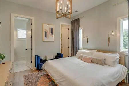 Chic Retreat, Garage, Rooftop, Walk To Restaurants, 5 Mins To Nissan Stadium, Less Than 10 Mins To Broadway, Great For Groups And Families, Located In Desirable Neighborhood Near Downtown, 24 Hr Hospitality Holiday home