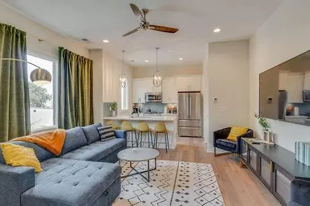 Chic Retreat, Garage, Rooftop, Walk To Restaurants, 5 Mins To Nissan Stadium, Less Than 10 Mins To Broadway, Great For Groups And Families, Located In Desirable Neighborhood Near Downtown, 24 Hr Hospitality *