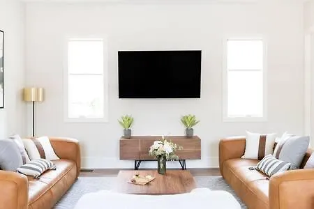Spacious 4br, Rooftop Patio, Garage, Walk To Faves, 5 Mins To Nissan Stadium, Less Than 10 Mins To Broadway, 24 Hr Hospitality, Great For Groups