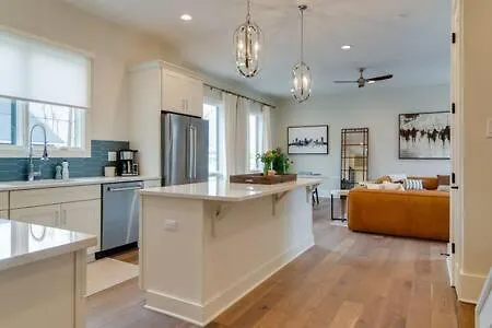 Holiday home Spacious 4br, Rooftop Patio, Garage, Walk To Faves, 5 Mins To Nissan Stadium, Less Than 10 Mins To Broadway, 24 Hr Hospitality, Great For Groups Nashville