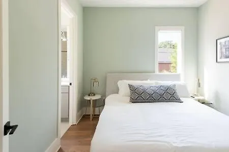 Spacious 4br, Rooftop Patio, Garage, Walk To Faves, 5 Mins To Nissan Stadium, Less Than 10 Mins To Broadway, 24 Hr Hospitality, Great For Groups Holiday home Nashville