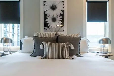 Spacious 4br, Rooftop Patio, Garage, Walk To Faves, 5 Mins To Nissan Stadium, Less Than 10 Mins To Broadway, 24 Hr Hospitality, Great For Groups Holiday home *