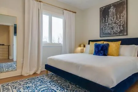 Holiday home Spacious 4br, Rooftop Patio, Garage, Walk To Faves, 5 Mins To Nissan Stadium, Less Than 10 Mins To Broadway, 24 Hr Hospitality, Great For Groups *