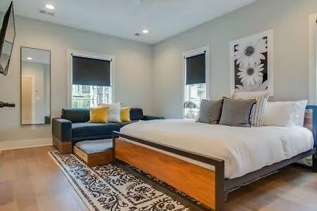 Spacious 4br, Rooftop Patio, Garage, Walk To Faves, 5 Mins To Nissan Stadium, Less Than 10 Mins To Broadway, 24 Hr Hospitality, Great For Groups *