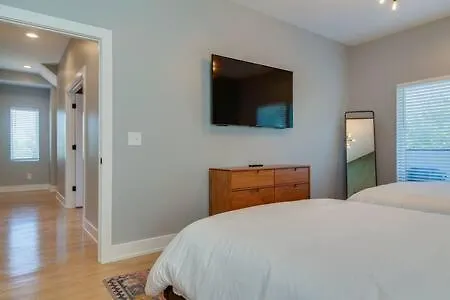Holiday home Stylish 4bed Retreat With Rooftop, Garage, Peloton, Sleeps 12, Fire Table, Gourmet Kitchen, Cozy Living Space, Dedicated Parking, Near Distilleries, Marathon Village And Nightlife, Chic Skyline Views, 24 Hour Hospitality *