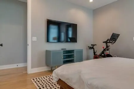 Stylish 4bed Retreat With Rooftop, Garage, Peloton, Sleeps 12, Fire Table, Gourmet Kitchen, Cozy Living Space, Dedicated Parking, Near Distilleries, Marathon Village And Nightlife, Chic Skyline Views, 24 Hour Hospitality Holiday home
