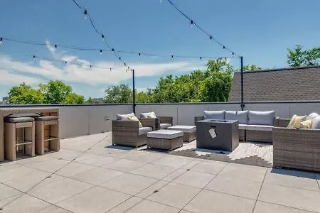 Stylish 4bed Retreat With Rooftop, Garage, Peloton, Sleeps 12, Fire Table, Gourmet Kitchen, Cozy Living Space, Dedicated Parking, Near Distilleries, Marathon Village And Nightlife, Chic Skyline Views, 24 Hour Hospitality *