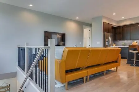 Stylish 4bed Retreat With Rooftop, Garage, Peloton, Sleeps 12, Fire Table, Gourmet Kitchen, Cozy Living Space, Dedicated Parking, Near Distilleries, Marathon Village And Nightlife, Chic Skyline Views, 24 Hour Hospitality Holiday home *