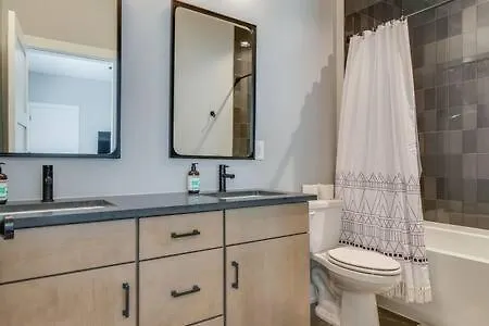 Stylish 4bed Retreat With Rooftop, Garage, Peloton, Sleeps 12, Fire Table, Gourmet Kitchen, Cozy Living Space, Dedicated Parking, Near Distilleries, Marathon Village And Nightlife, Chic Skyline Views, 24 Hour Hospitality * Nashville