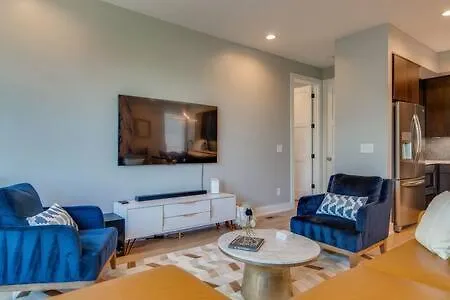 Holiday home Stylish 4bed Retreat With Rooftop, Garage, Peloton, Sleeps 12, Fire Table, Gourmet Kitchen, Cozy Living Space, Dedicated Parking, Near Distilleries, Marathon Village And Nightlife, Chic Skyline Views, 24 Hour Hospitality