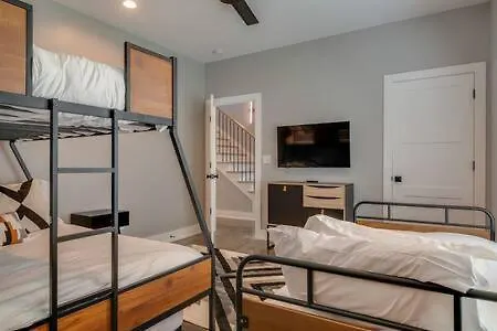 Holiday home Stylish 4bed Retreat With Rooftop, Garage, Peloton, Sleeps 12, Fire Table, Gourmet Kitchen, Cozy Living Space, Dedicated Parking, Near Distilleries, Marathon Village And Nightlife, Chic Skyline Views, 24 Hour Hospitality *