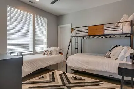 Stylish 4bed Retreat With Rooftop, Garage, Peloton, Sleeps 12, Fire Table, Gourmet Kitchen, Cozy Living Space, Dedicated Parking, Near Distilleries, Marathon Village And Nightlife, Chic Skyline Views, 24 Hour Hospitality *