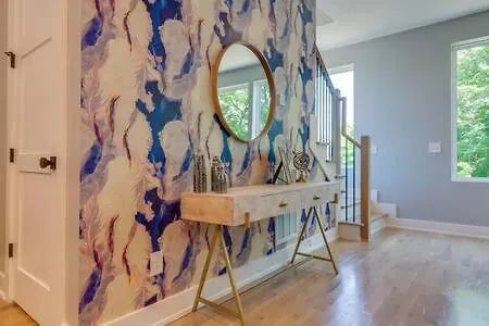 Stylish 4bed Retreat With Rooftop, Garage, Peloton, Sleeps 12, Fire Table, Gourmet Kitchen, Cozy Living Space, Dedicated Parking, Near Distilleries, Marathon Village And Nightlife, Chic Skyline Views, 24 Hour Hospitality Holiday home *