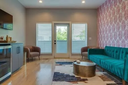 Stylish 4bed Retreat With Rooftop, Garage, Peloton, Sleeps 12, Fire Table, Gourmet Kitchen, Cozy Living Space, Dedicated Parking, Near Distilleries, Marathon Village And Nightlife, Chic Skyline Views, 24 Hour Hospitality * Nashville