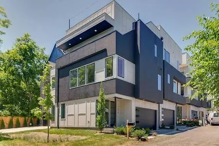 Stylish 4bed Retreat With Rooftop, Garage, Peloton, Sleeps 12, Fire Table, Gourmet Kitchen, Cozy Living Space, Dedicated Parking, Near Distilleries, Marathon Village And Nightlife, Chic Skyline Views, 24 Hour Hospitality