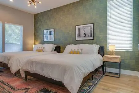Stylish 4bed Retreat With Rooftop, Garage, Peloton, Sleeps 12, Fire Table, Gourmet Kitchen, Cozy Living Space, Dedicated Parking, Near Distilleries, Marathon Village And Nightlife, Chic Skyline Views, 24 Hour Hospitality
