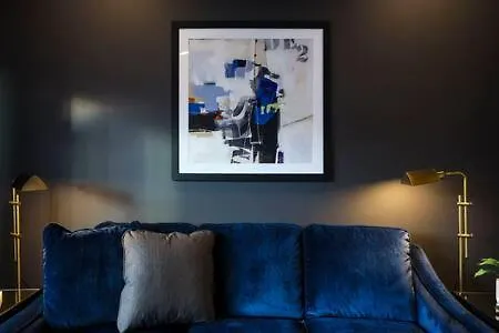 Holiday home Stylish 4 Bed, Skyline Views From Rooftop, Garage , Gourmet Kitchen, Cozy Living Space, Dedicated Parking, Near Distilleries, Marathon Village & Nightlife, Chic Skyline Views, Great For Groups, 24 Hour Hospitality