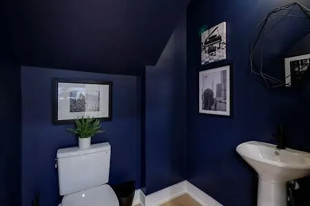 Stylish 4 Bed, Skyline Views From Rooftop, Garage , Gourmet Kitchen, Cozy Living Space, Dedicated Parking, Near Distilleries, Marathon Village & Nightlife, Chic Skyline Views, Great For Groups, 24 Hour Hospitality Holiday home Nashville